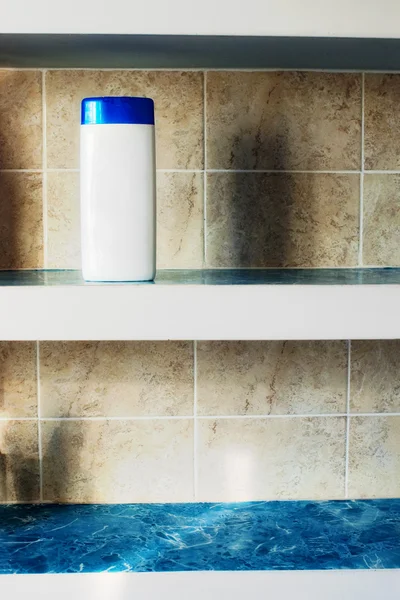 Shampoo fles op plank — Stockfoto
