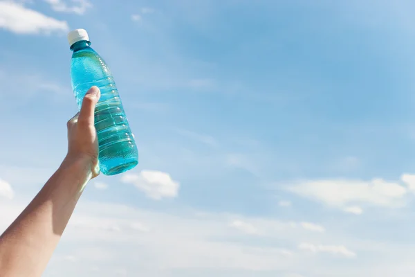 आकाशात पाणी हाताने बाटली धारण — स्टॉक फोटो, इमेज
