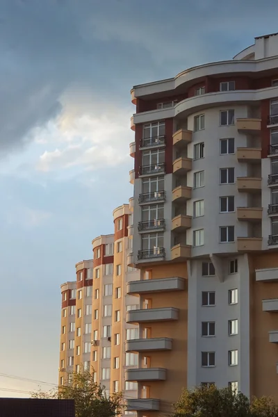 Nuevo edificio residencial de varios pisos con nubes oscuras —  Fotos de Stock