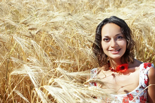 Frumoasă fată zâmbind în câmp de grâu — Fotografie, imagine de stoc