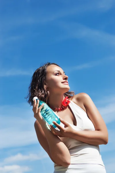 Mujer sosteniendo botella de agua —  Fotos de Stock