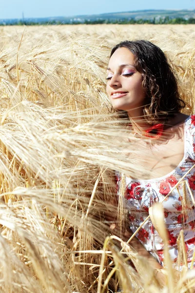 Frumoasă fată zâmbind în câmp de grâu — Fotografie, imagine de stoc