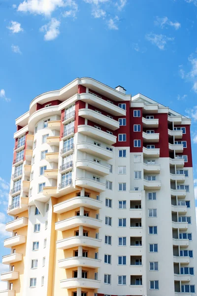 高層住宅建物と青い空 — ストック写真