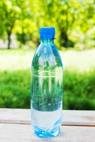 Botella azul de agua — Foto de Stock