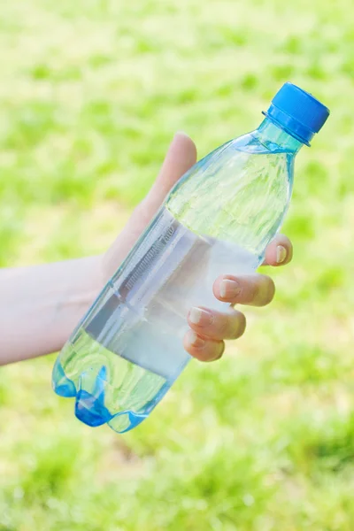 Ofreciendo botella de agua — Foto de Stock