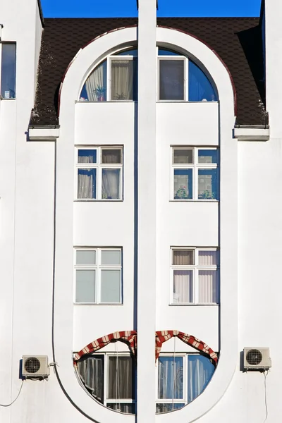 Del av nya Flervånings bostadshus och blå himmel — Stockfoto