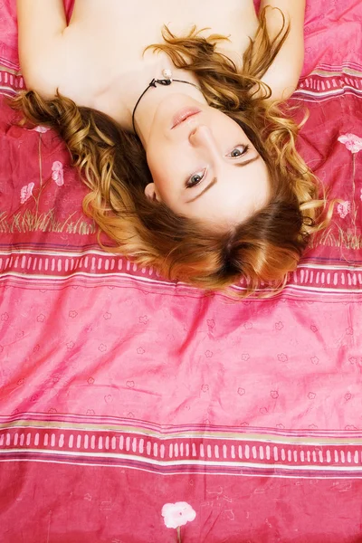 Blonda pe pătură roz — Fotografie, imagine de stoc