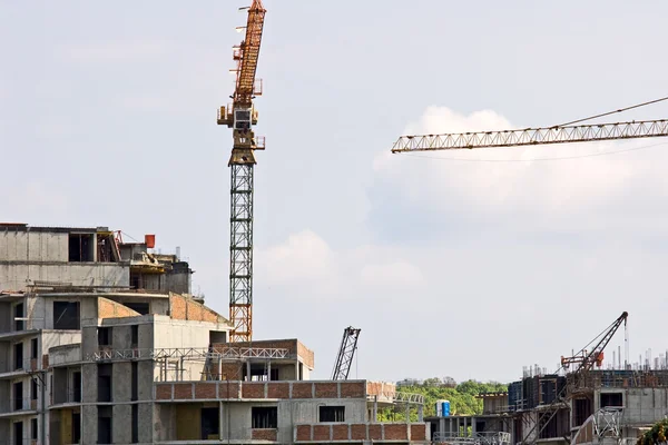 Residential building site with tower crane and blue sky — Stock Photo, Image