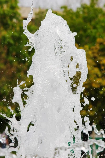 Salpicaduras de agua en la fuente — Foto de Stock