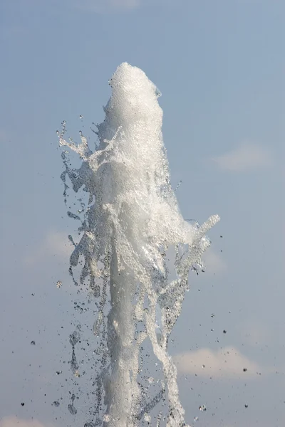 Des éclaboussures d'eau dans la fontaine — Photo