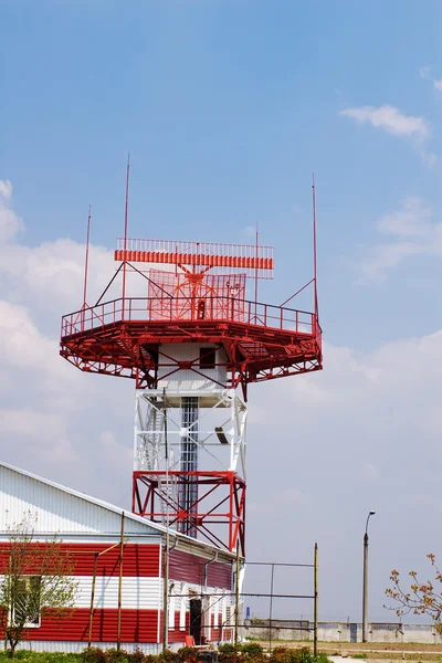Radar station mot blå himmel — Stockfoto