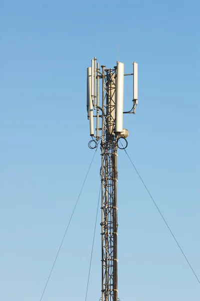 GSM-antenne tegen blauwe hemel — Stockfoto