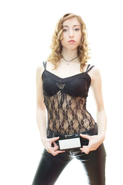 Loira em lingerie preta segurando cartão em branco — Fotografia de Stock