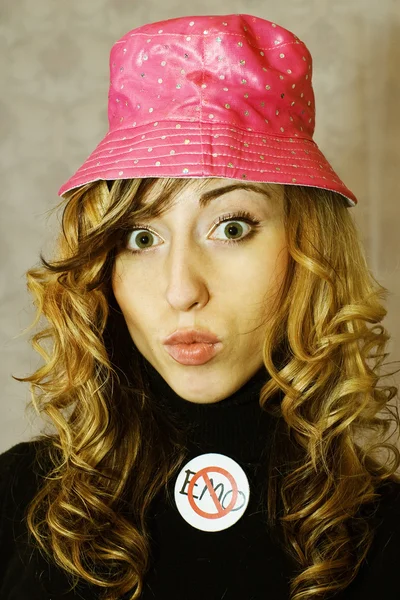 Блондинка в розовой шляпе — стоковое фото