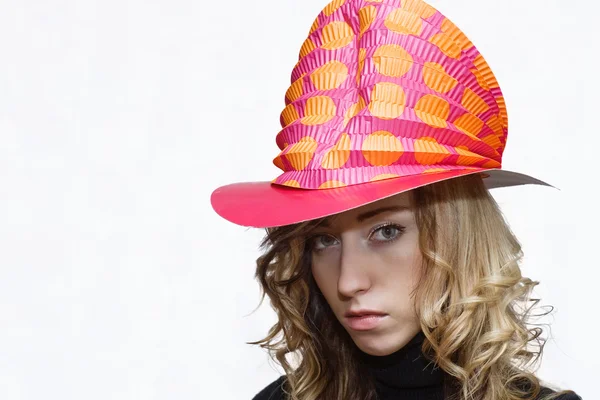 Девушка в шляпе клоуна вечеринки — стоковое фото