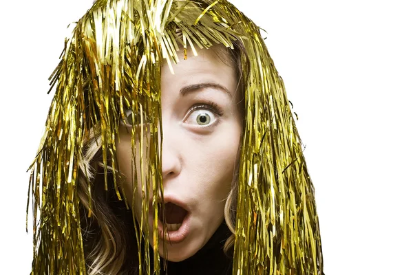 Loira surpreso em peruca ouropel — Fotografia de Stock
