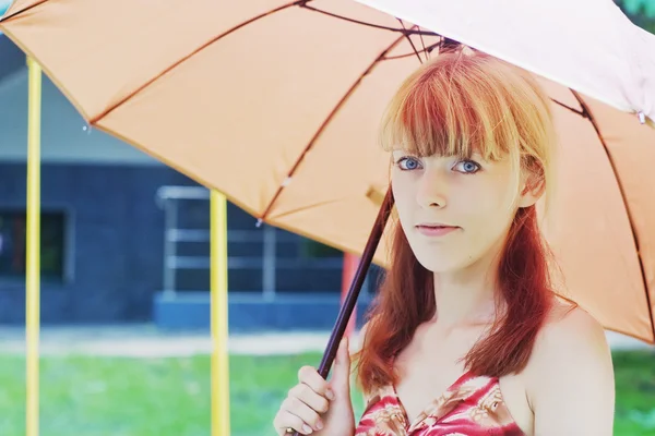 Menina triste com olhos azuis sob guarda-chuva — Fotografia de Stock