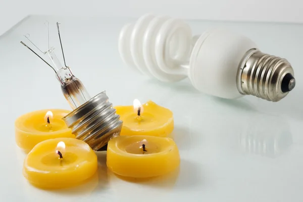 Спалена лампочка на спалених свічках і люмінесцентних лампочках — стокове фото