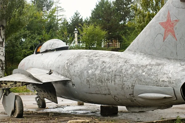 赤い星と古いソビエト戦闘機ジェット飛行機 — ストック写真
