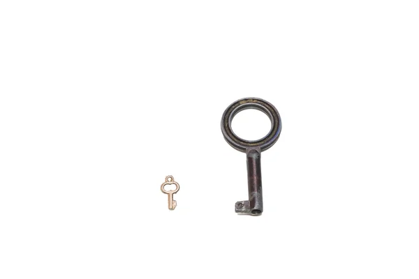 Due vecchie chiavi arrugginite su sfondo bianco — Foto Stock