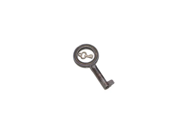 Duas velhas chaves enferrujadas no fundo branco — Fotografia de Stock