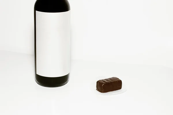 Şişe şarap ve çikolata şeker - Stok İmaj