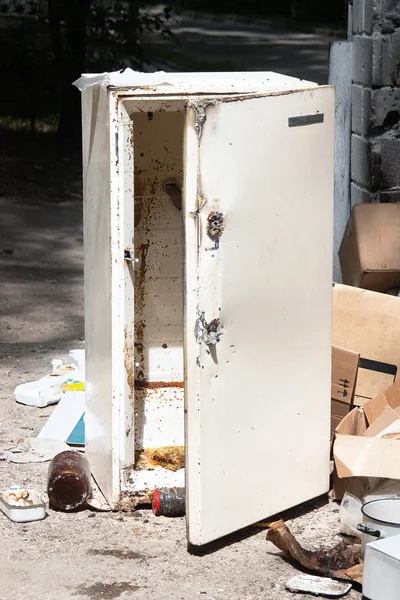 Холодильник на свалке Стоковое Фото