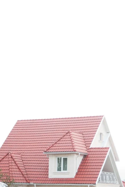Дах будинку з червоною плиткою — стокове фото