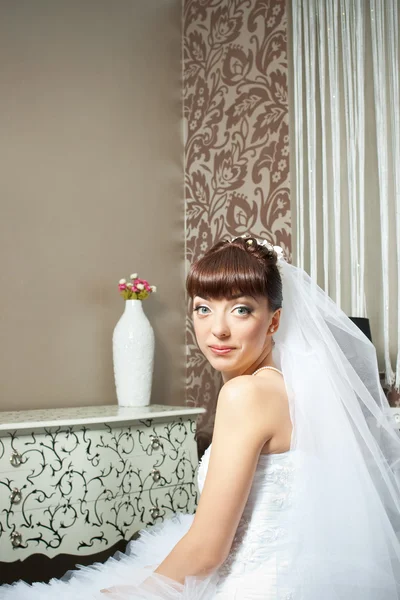 Schöne Braut in floraler Design-Suite — Stockfoto
