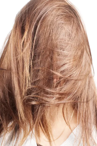 Viso di donna coperto di capelli lunghi Foto Stock