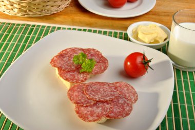 halve broodje met salami