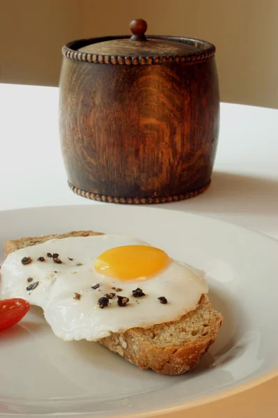 Een organische gebakken ei op tarwe brood — Stockfoto