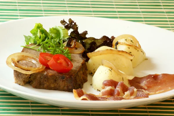 rebanadas pan de carne con tocino orgánico