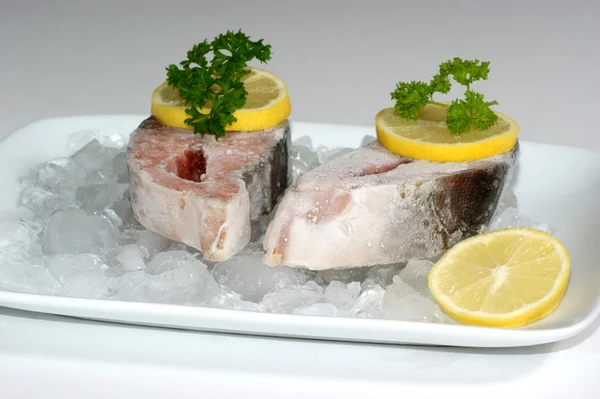 Filete de salmón sobre hielo picado con limón —  Fotos de Stock