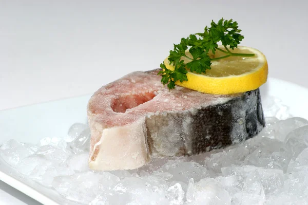 Filetto di salmone su ghiaccio tritato con limone — Foto Stock