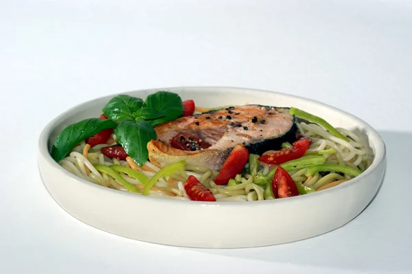 Filete de salmón a la plancha sobre pasta — Foto de Stock