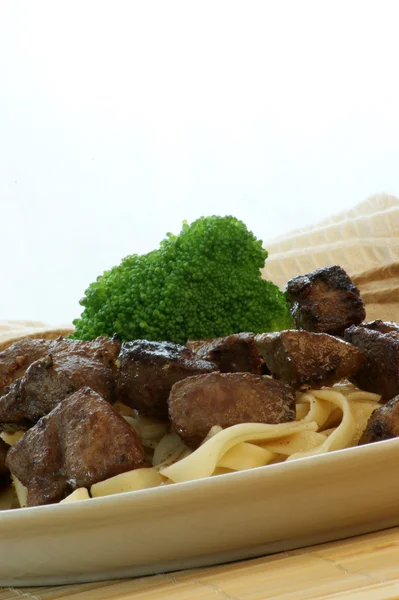 Lever goulash op pasta — Stockfoto