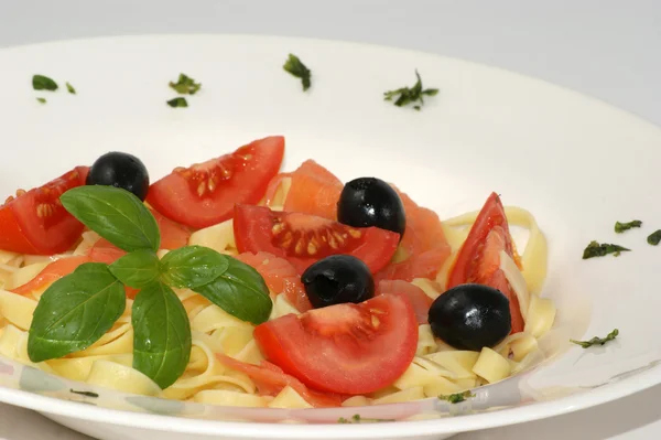 Olijven, tomaat en pasta — Stockfoto
