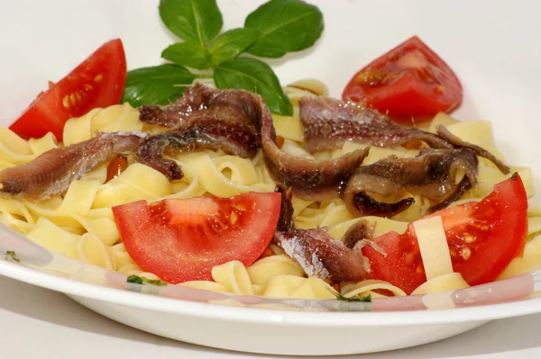 Ansjovis, oliver, tomat och pasta — Stockfoto