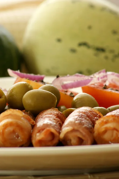 Rollspeck, Oliven auf einer Platte — Stockfoto