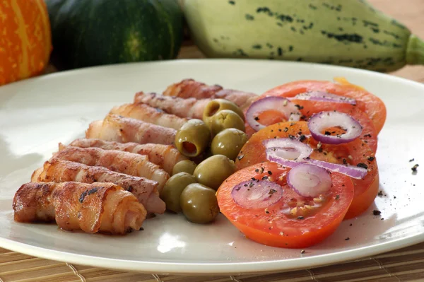 Rolo de bacon, salada de tomate orgânico — Fotografia de Stock