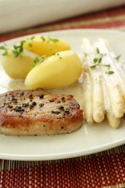Pork chop met aardappel en asperges — Stockfoto