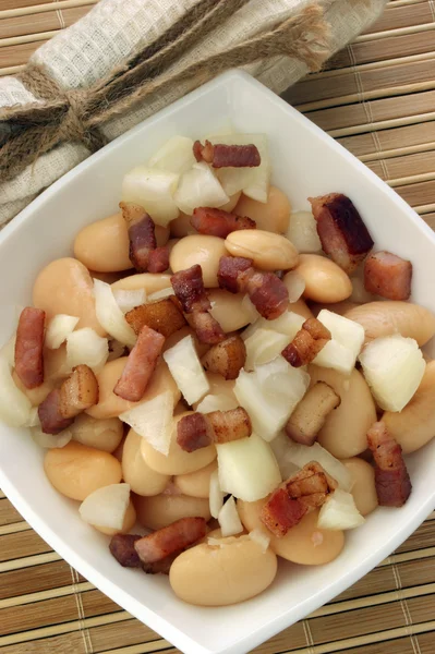 Salad with white bean, onion and bacon — Stock Photo, Image