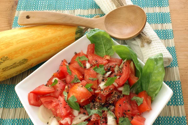 Ensalada de tomate ecológico con cebolla —  Fotos de Stock