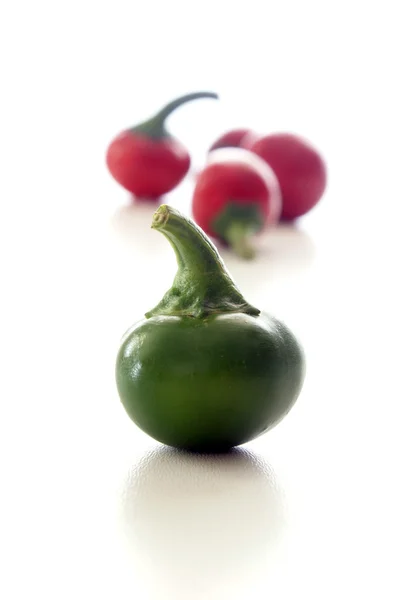 Grüne und rote Kirschpaprika — Stockfoto