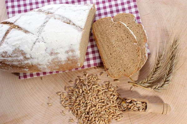 Cottage loaf and cereal — Stock Photo, Image