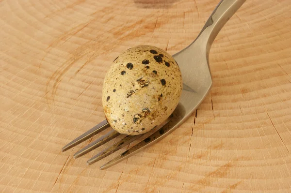 フォークの上のウズラの卵 — ストック写真