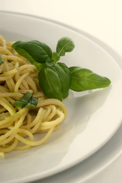 Спагетті з органічним базиліком — стокове фото