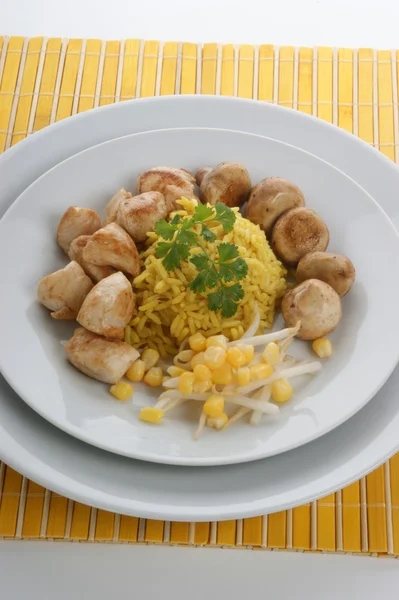 Pilau ryż z kurczakiem z grilla — Zdjęcie stockowe