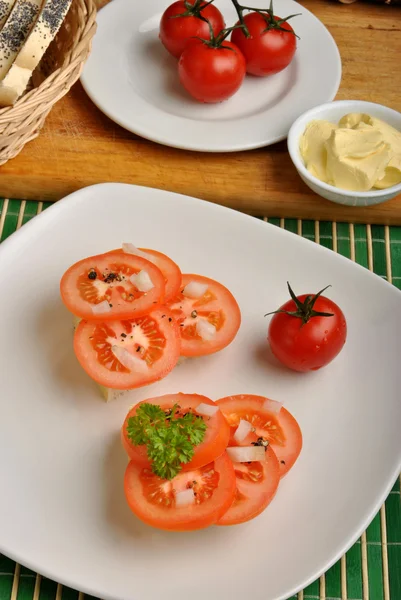 Halve broodje met tomaat — Stockfoto